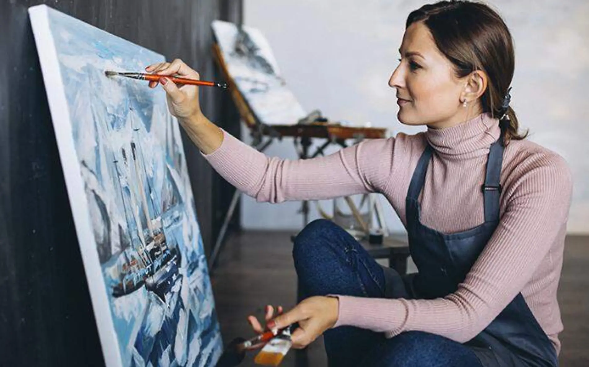 mujer pintando